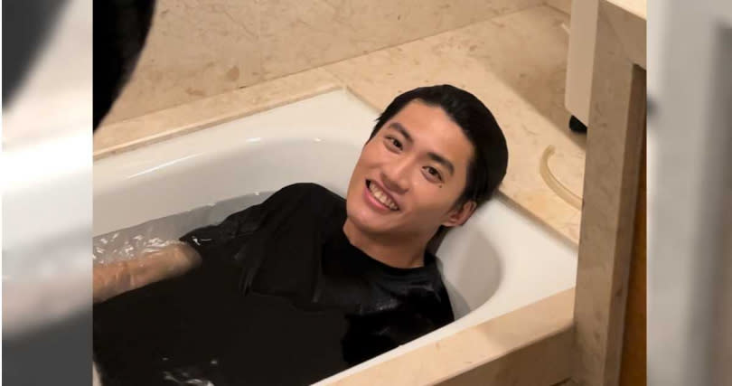 姚冠宇不僅在MV中首度獻出戲劇處男秀，還加碼「出浴戲」。（圖／超級娛樂）