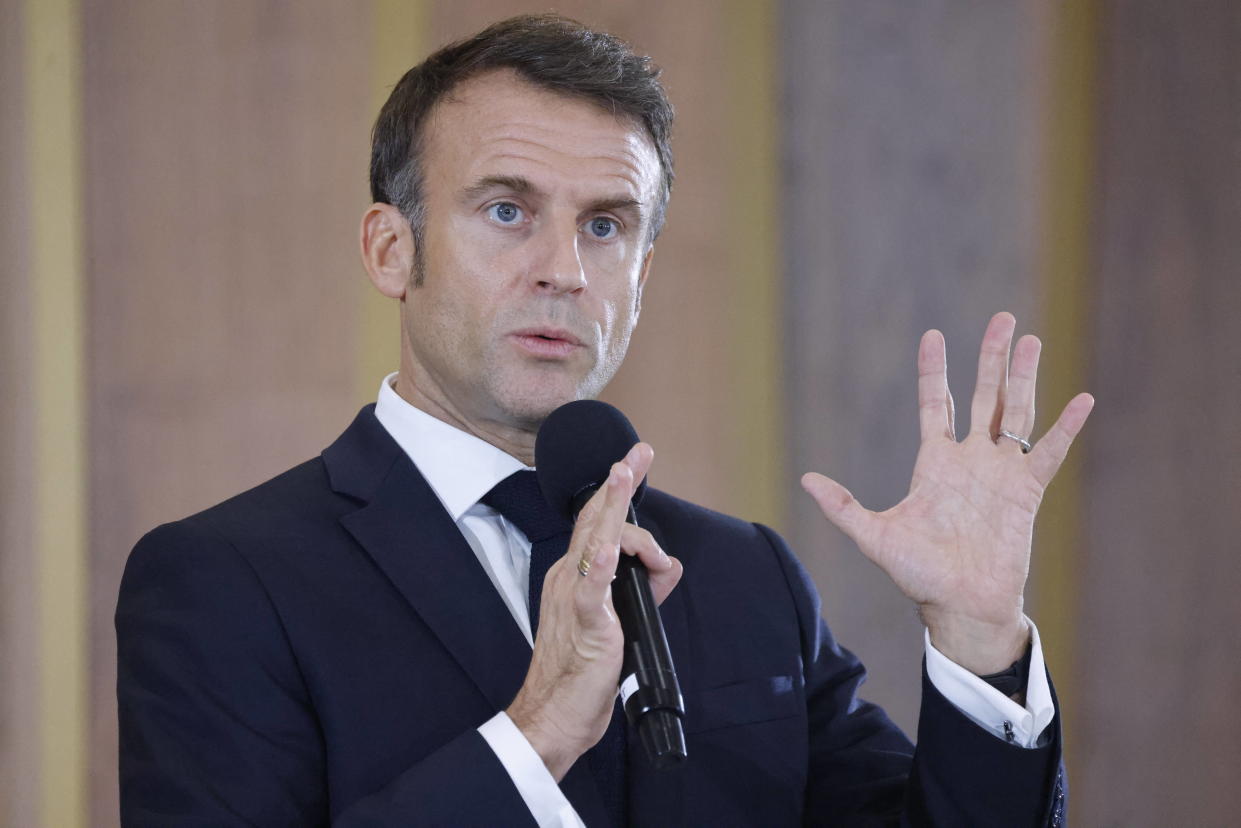 « Ils ne veulent plus jouer » : Macron (ici le 1er novembre) charge les réseaux sociaux sur leur régulation des contenus
