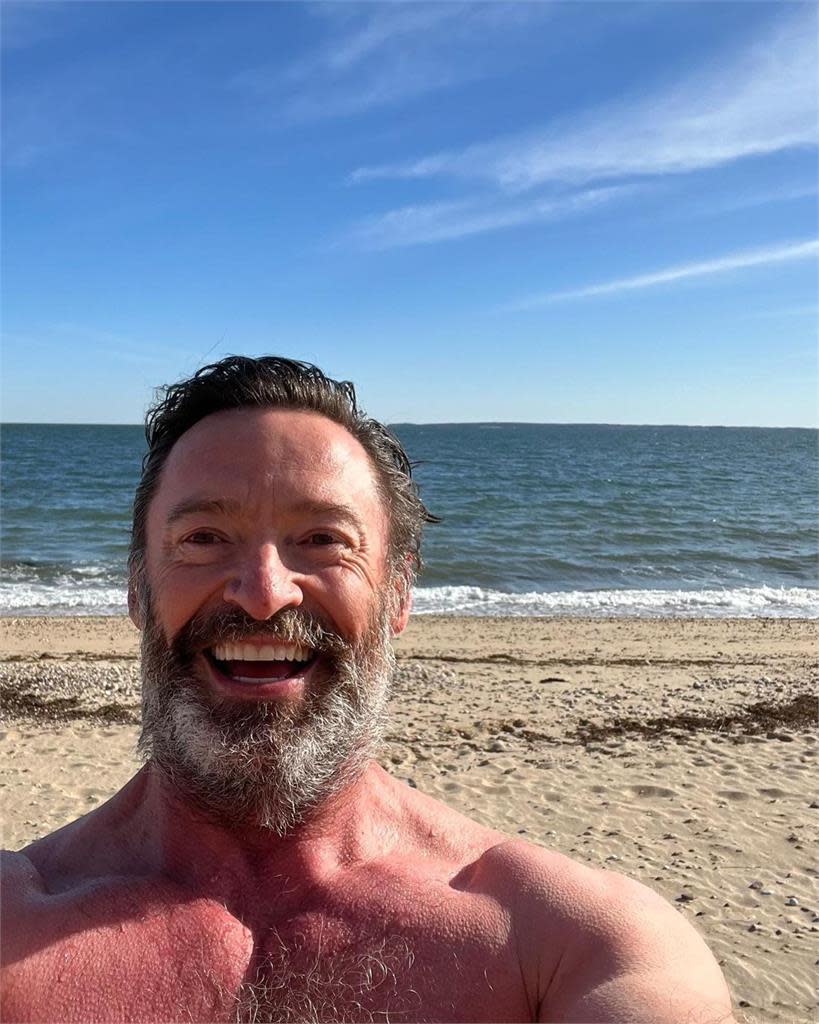 野生「金鋼狼」現蹤澳洲海灘！「滿臉白鬍」54歲真實狀態嚇壞粉絲