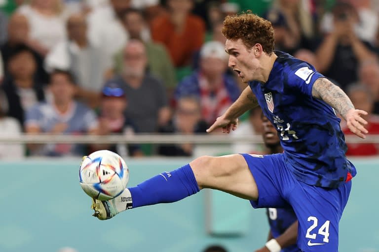 El delantero de Estados Unidos Josh Sargent controla un balón en un partido del Mundial de fútbol de Catar contra Irán el 29 de noviembre de 2022 en Doha (Fadel Senna)