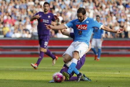 Napoli's Gonzalo Higuain shoots and score against Fiorentina during their Italian Serie A soccer match at the San Paolo stadium in Naples, Italy, October 18, 2015. Napoli won 2-1.REUTERS/Ciro De Luca -