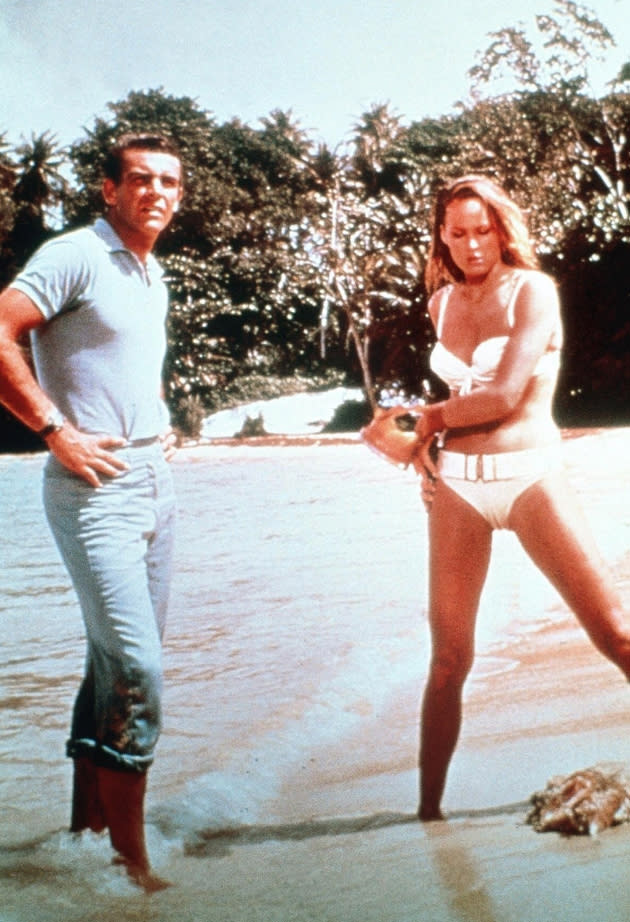 Hier ist Ursula Andress im gleichen Film am Strand von Jamaika. Sie gewann für diese Rolle 1964 den Golden Globe als beste Nachwuchsdarstellerin. Der Film verhilft nicht nur den beiden Hauptdarstellern zu internationalem Durchbruch, sondern auch dem Zweiteiler aus weißer Baumwolle. Den hatte die Schweizerin – inklusive breitem Gürtel – selbst entworfen und er ging als „Dr.–No-Bikini“ in die Bademodegeschichte ein.