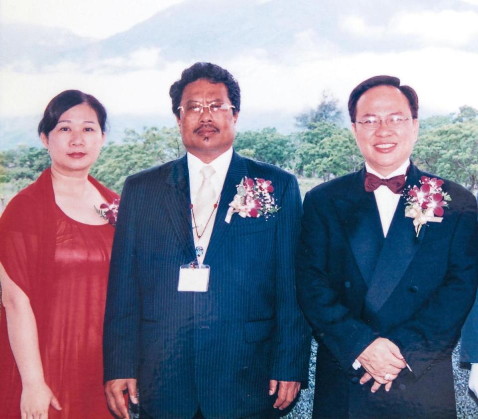 鄭越才（右）和妻子李幸恩（左）在帛琉經營飯店許久，與現任總統湯米．雷蒙傑索（中）是多年好友。（鄭越才提供）