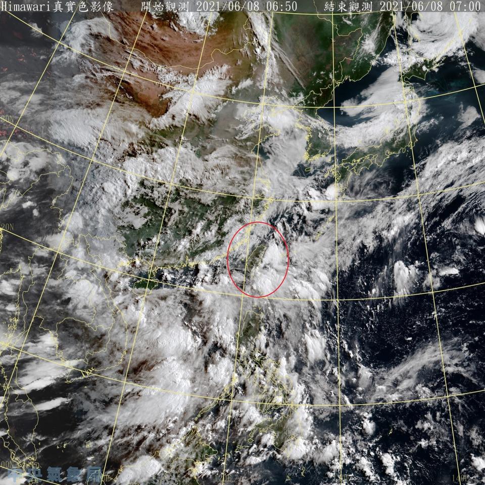 台灣（紅圈處）周遭對流旺盛，午後雷陣雨機率高，氣象局提醒，山區與中南部地區有局部大雨發生的機率。   圖：中央氣象局/提供