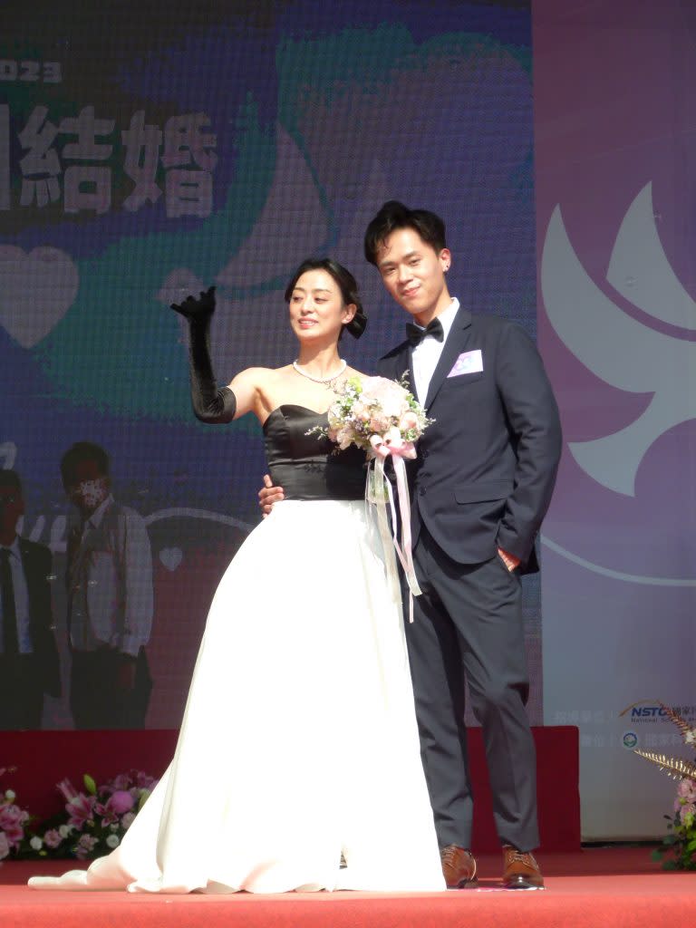 南科舉辦集團結婚，新人一吻定情，對對歡喜幸福。（記者張淑娟攝）