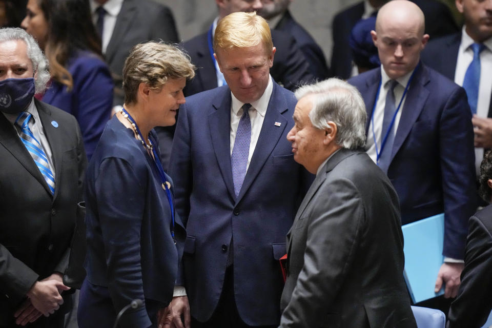 El secretario general de Naciones Unidas, António Guterres, habla con el vice primer ministro británico, Oliver Dowden, en el centro, y la embajadora Barbara Woodward antes del inicio de una reunión de alto nivel del Consejo de Seguridad sobre la situación en Ucrania, el miércoles 20 de septiembre de 2023 en la sede de Naciones Unidas. (AP Foto/Mary Altaffer)