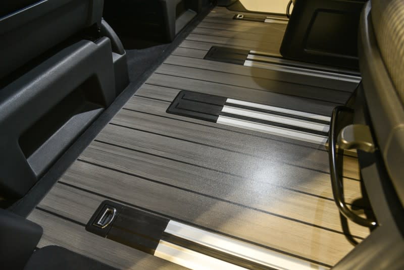 乘客艙與行李廂底類木質楓木地板，不僅作工細膩同時也更便於整理清潔。