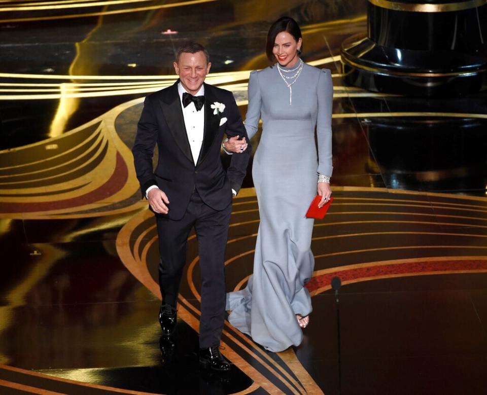 丹尼爾克雷格和莎莉賽隆2019年2月24日牽手出席奧斯卡擔任頒獎嘉賓（圖片來源：美聯社）