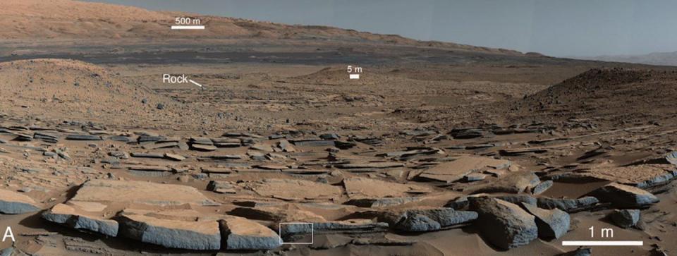 El crater Gale ha despertado gran interés y por eso se envió al rover Curiosity para su exploración. Aquí vemos una panorámica obtenida desde la formación Kimberley hacia el sur. Se aprecian los estratos indicando la acción del agua y al fondo aparece el Monte Sharp. NASA/JPL-Caltech.