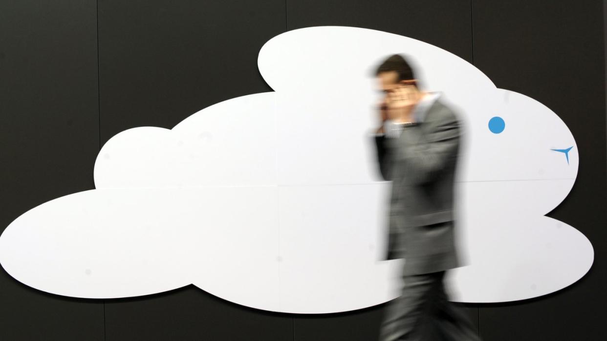 Cloud-Symbol auf der Cebit in Hannover. Die Nutzung von Cloud-Angeboten ist im vergangenen Jahr weiter gestiegen. Foto: Peter Steffen