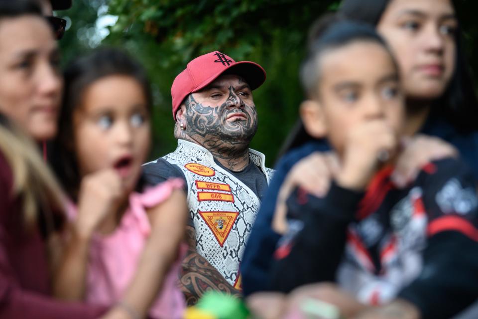 Miembro de una banda criminal mientras sus compañeros realizan el haka, baile tradicional maorí.