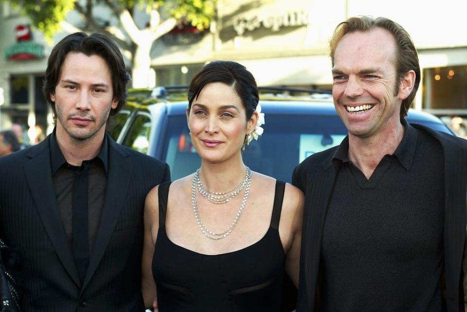 Keanu Reeves, Carrie-Anne Moss y Hugo Weaving en el estreno de ‘The Matrix Reloaded’ el 7 de mayo de 2003 en Los Ángeles (Kevin Winter/Getty Images)