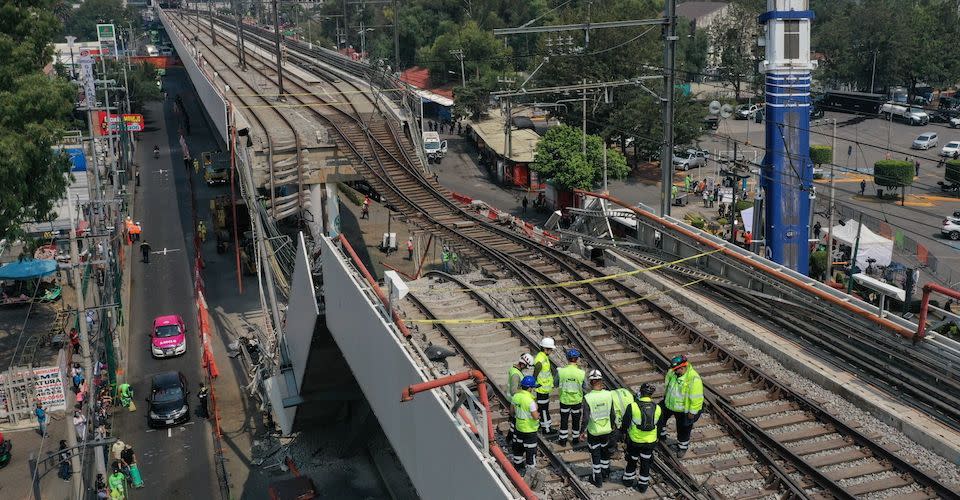 Continúan los trabajos de investigación en la zona del derrumbe del tren del Metro de la Línea 12, cerca de la estación Olivos, previo al inicio del proceso de remoción de escombros.