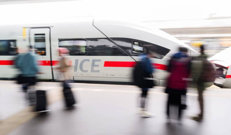 Passengers stand on the platform at Hanover Central Station while an ICE arrives. In the wage compromise between the German railway, Deutsche Bahn, and the GDL union, the company has made significant concessions and agreed to the union's 35-hour work week, according to the agreement reached. Julian Stratenschulte/dpa