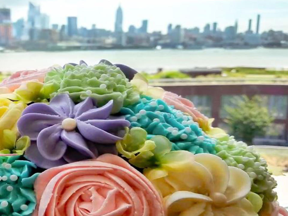 "Baked Bouquet" heißt der Laden, der hinter der wunderschönen, floralen Back-Kreationen steckt und seinen Sitz in Verona im US-Bundesstaat New Jersey hat. (Bild-Copyright: thebakedbouquet/Instagram)