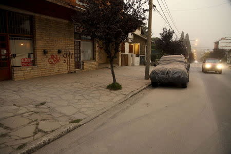 A car is covered with ash in San Carlos de Bariloche April 23, 2015. REUTERS/Chiwi Giambirtone