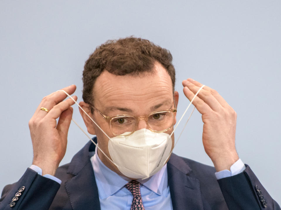 Jens Spahn hat sich "bewusst" für eine AstraZeneca-Impfung entschieden. (Bild: photocosmos1 / Shutterstock.com)