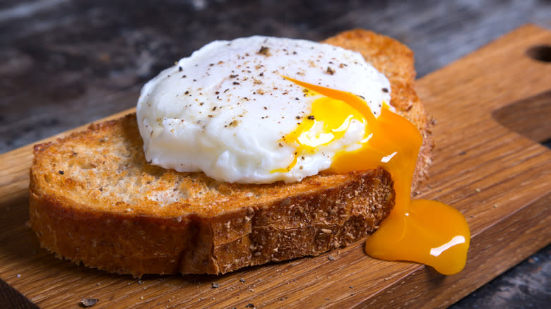 Poached egg on wheat toast