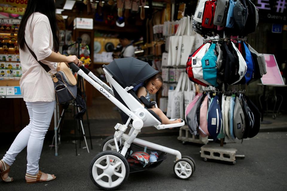 2016年6月29日，韓國首爾弘大附近街上一名婦女推著嬰兒車。路透社