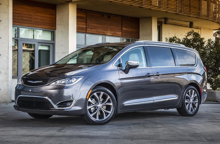 2017 Chrysler Pacifica Limited front quarter photo