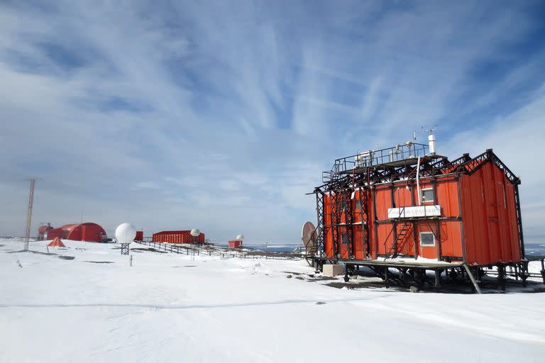 La Base Marambio es la principal estación científica permanente que Argentina mantiene en la Antártida. Se halla bajo dependencia del Comando Conjunto Antártico y se encuentra ubicada en la isla Marambio sobre el mar de Weddell