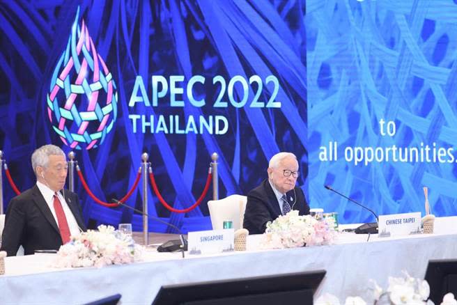 2022亞太經濟合作會議（APEC）經濟領袖第一場閉門會議18日在泰國曼谷舉行，台灣領袖代表張忠謀（右）座位被安排在新加坡總理李顯龍（左）隔壁。（圖／中央社）