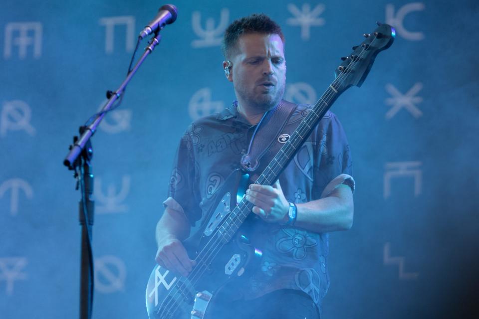 Chris Edwards, bajista de la banda británica Kasabian, durante su concierto en el festival Corona Capital en la Ciudad de México, el sábado 19 de noviembre de 2023. (Foto AP/Alejandro Godínez)