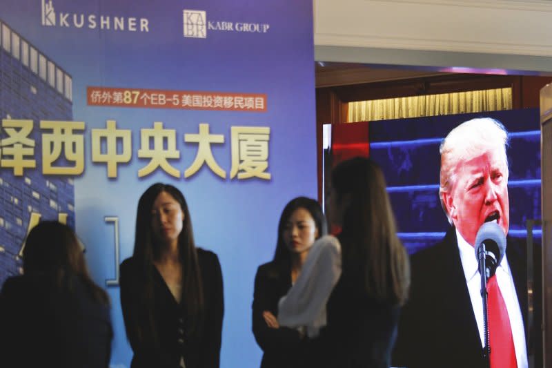 在妮可・庫許納（Nicole Kushner Meyer）現身北京的一場投資移民項目（EB-5）推介會的一天之後，在投資美國展覽中，在EB-5簽證項目攤位上，中國民眾詢問信息。（美聯社）