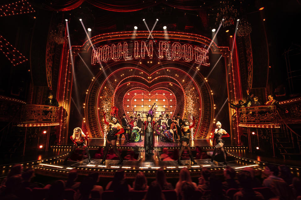 En esta imagen difundida por Boneau/Bryan-Brown, el elenco en "Moulin Rouge! The Musical". (Matthew Murphy/Boneau/Bryan-Brown vía AP)