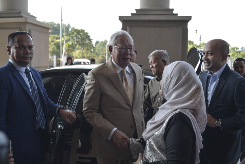 Datuk Seri Najib Razak arrives at the Kuala Lumpur Court Complex October 17, 2019. — Picture by Shafwan Zaidon