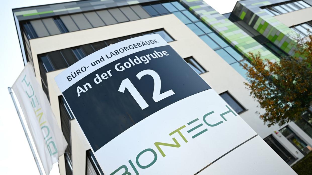 Das Logo des Biotechnologie-Unternehmens «BioNTech» ist an einer Stele vor der Unternehmenszentrale angebracht.