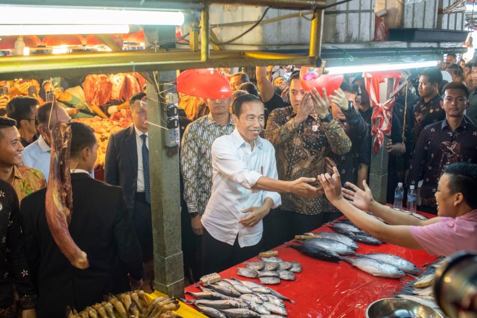 Indonesian President Jokowi visits one of the stalls at the Chow Kit market in Kuala Lumpur June 8, 2023. ― Picture by Shafwan Zaidon