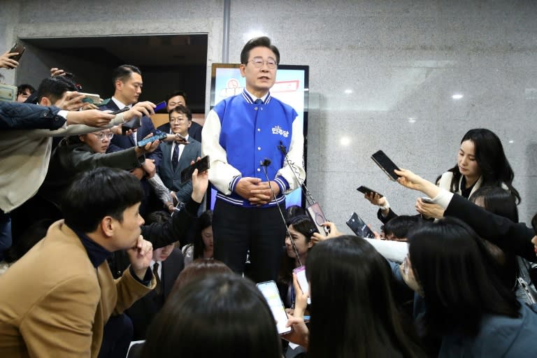 Lee Jae-myung, leader du Parti démocrate, fait une déclaration à la presse après le résultat des élections législatives, le 10 avril 2024 à Séoul, en Corée du Sud (Chung Sung-Jun)