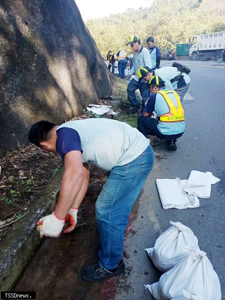 環保局七堵班清潔隊員進行麗景一街山壁下淤泥清除作業。（記者李瓊慧攝）