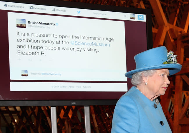 the-queen-tweeting