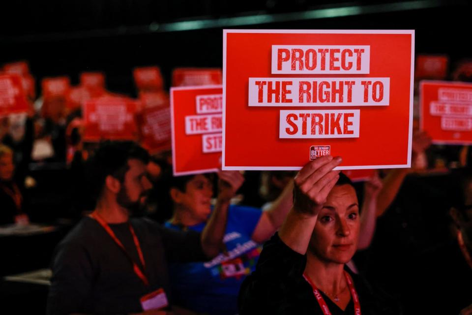 Une manifestante tient une pancarte, le 20 octobre 2022 à Brighton en Angleterre - CARLOS JASSO / AFP