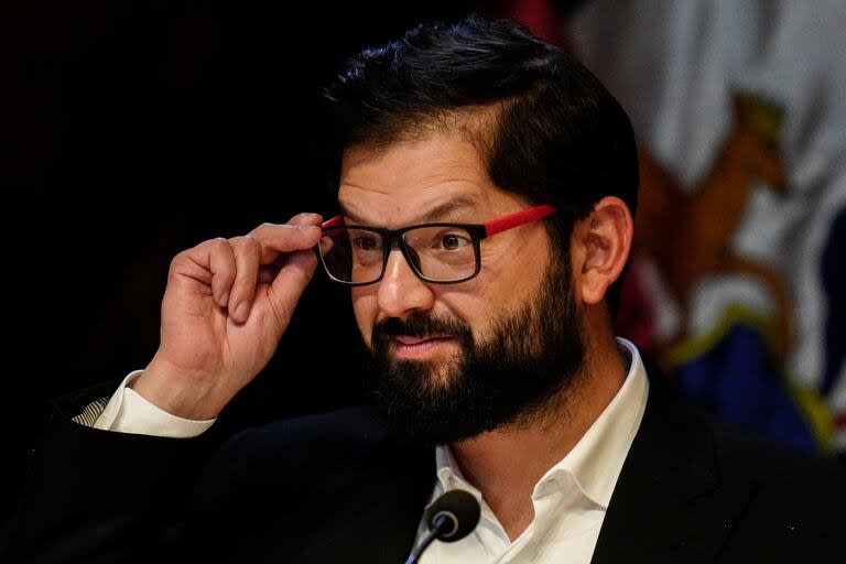 El presidente chileno Gabriel Boric asiste a una reunión de la Comisión Económica para América Latina y el Caribe (CEPAL) para discutir más a fondo el Acuerdo de Escazú en Santiago, Chile, el lunes 22 de abril de 2024. (Foto AP/Esteban Félix)