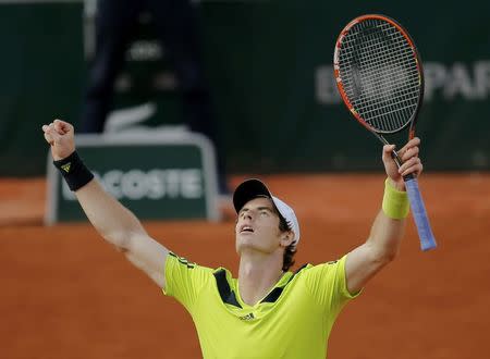 Andy Murray of Britain celebrates after winning his men's singles match against Fernando Verdasco of Spain at the French Open tennis tournament at the Roland Garros stadium in Paris June 2, 2014. REUTERS/Stephane Mahe