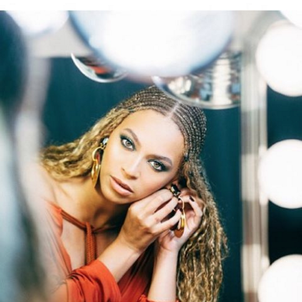 Tresses, regard charbonneux, maxi boucles d’oreilles et couleurs chaudes : le beauty look de Beyoncé qu’on aura toutes envie de copier cet été !