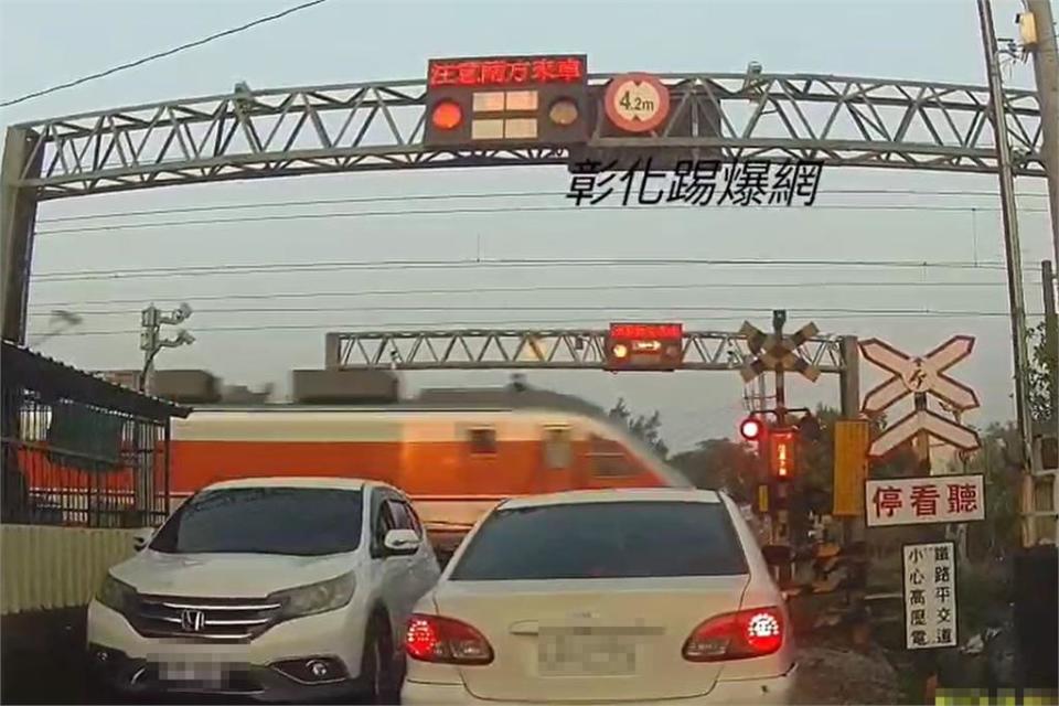 快新聞／休旅車卡鐵軌！ 熱心駕駛衝下車抬柵欄拯救 脫困後火車快速駛過