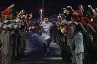 <p>Greek sprinter Nikos Kaklamanakis closed the Olympic torch relay with a display of his incredible abilities while running through the stadium bearing the torch. </p>