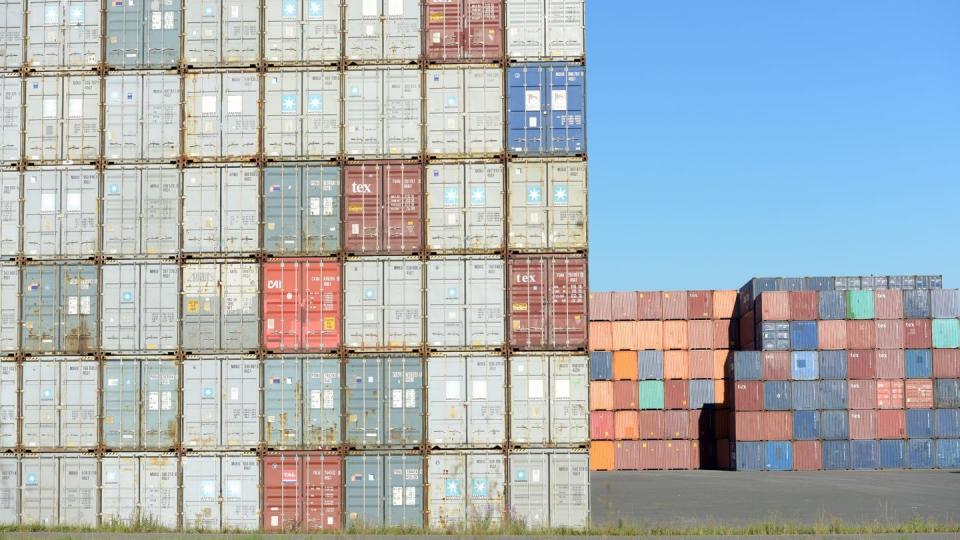 Container stehen am Umschlagbahnhof Ulm. Hier werden Container von der Straße auf die Schiene gebracht und umgekehrt.