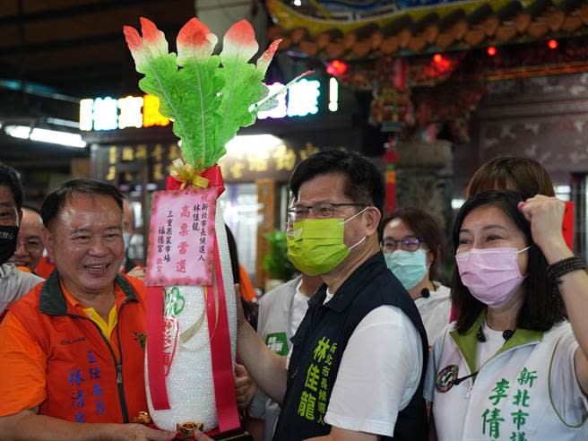 民進黨新北市長參選人林佳龍承諾，當選後會利用推動建國市場遷建的經驗，將三重果菜市場重新打造成國際級的觀光果菜市場。(黃敬文攝)