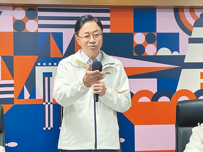 桃園市長張善政22日讚行政院交通局研擬補助1200月票的政策「非常睿智」。（蔡依珍攝）