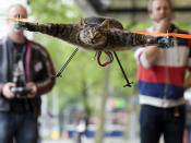 ¿Quién dijo que los gatos no podían volar? Aquí va una muestra de que con un par de alas, un motor y un mando a distancia, hasta un minino puede surcar los aires. El experimento fue cosa del artista alemán Bart Jansen como parte de un festival en Ámsterdam. (REUTERS/Cris Toala Olivares)