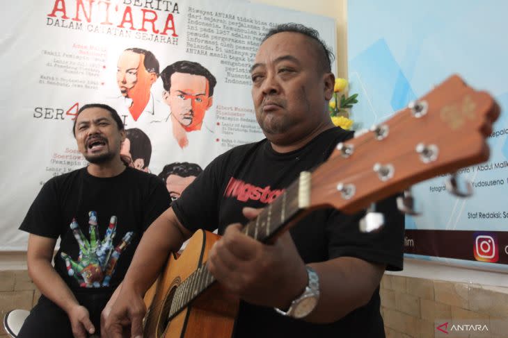 Gitaris grup musik Power Metal Ipunk (kanan) mengiringi vokalis grup musik Power Metal Bais (kiri) bernyanyi saat mengunjungi Kantor Antara Jawa Timur di Surabaya, Jawa Timur, Jumat (22/7/2022). . ANTARA FOTO/Didik Suhartono/wsj.
