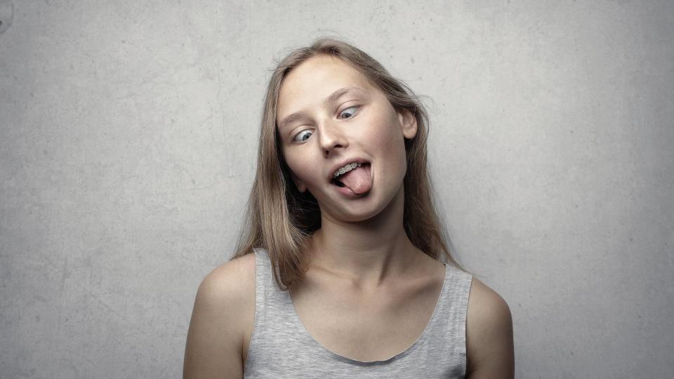 Eine Frau macht ein albernes Gesicht mit herausgestreckter Zunge