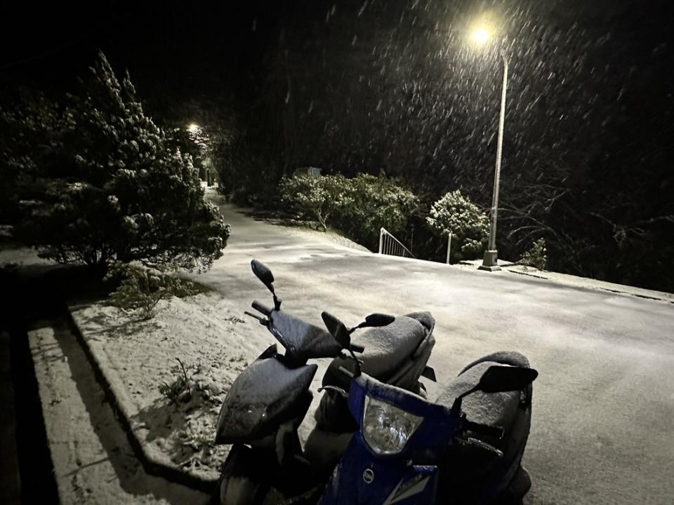 氣象署今（23）晨上午6時發出鞍部氣象站清晨5時降下雨夾雪。圖/氣象暑提供