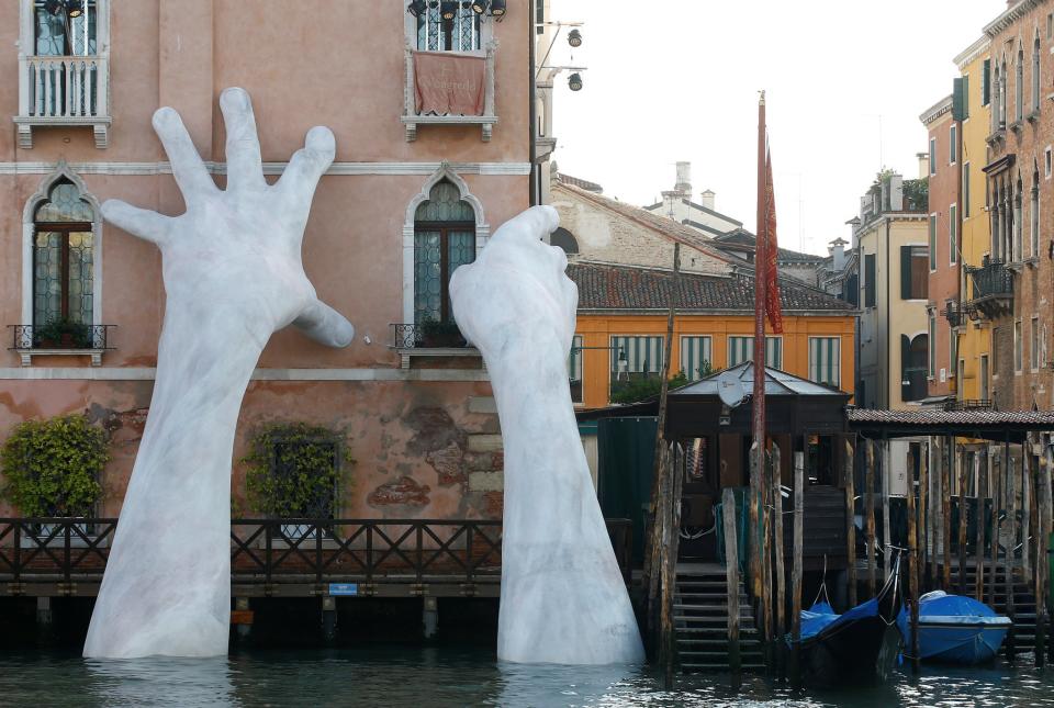 <p>Italian artist Lorenzo Quinn’s installation called ” Support” is seen on Ca’ Sagredo palace during the 57th La Biennale of Venice, in Venice, Italy May 13, 2017. (Photo: Stefano Rellandini/Reuters) </p>