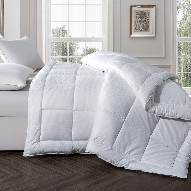 Medium Weight All Season Polyester Down Alternative Comforter